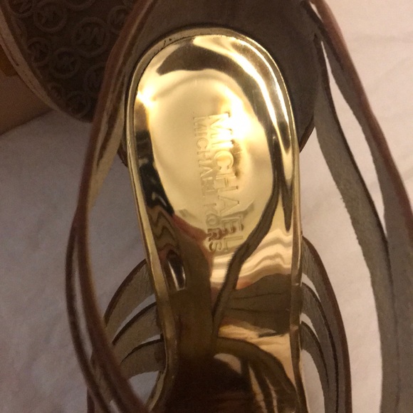 Michael Kors platform front zip heels - Picture 4 of 6